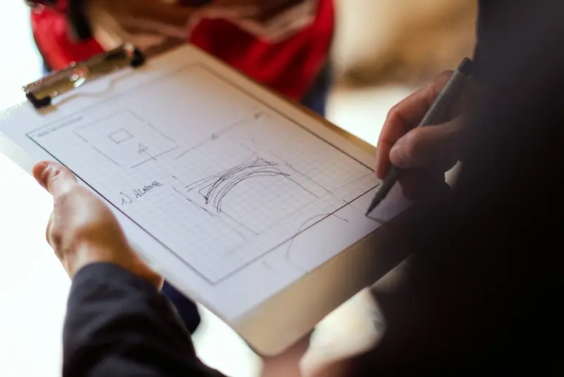 Annotation de plans de maison avant les contrôles de fin de travaux