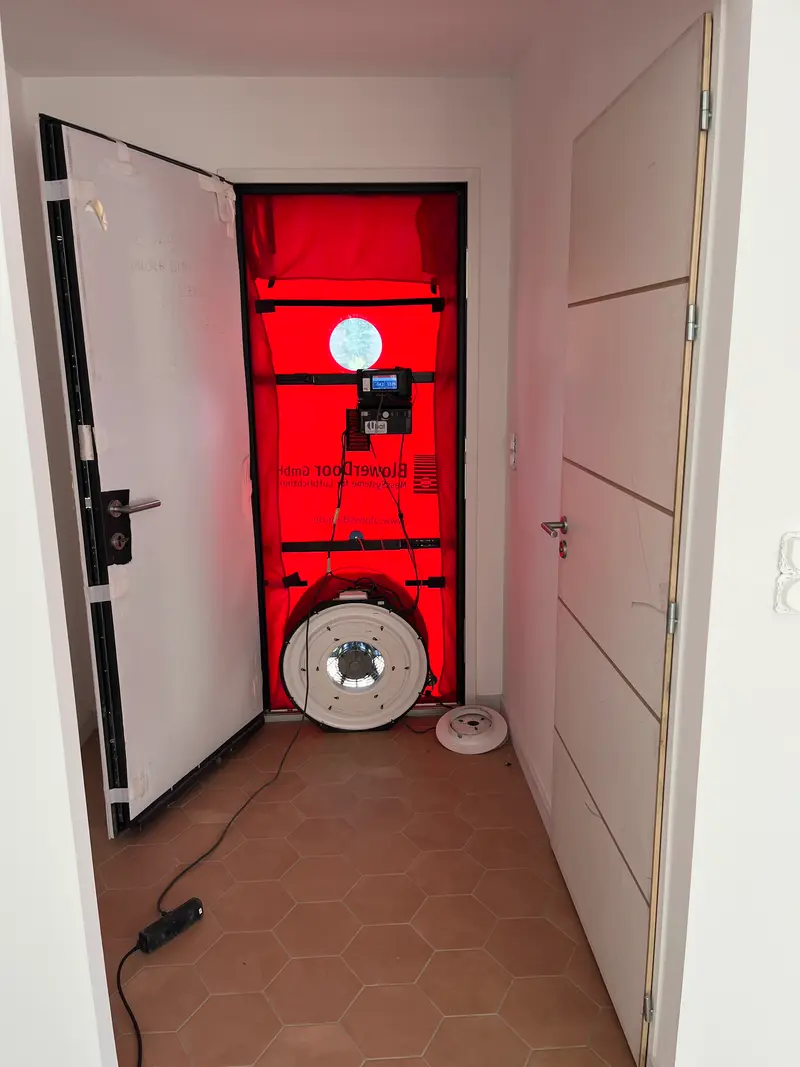 Porte soufflante et jauge de mesure pour un test intermédiaire d'étanchéité à l'air en phase travaux